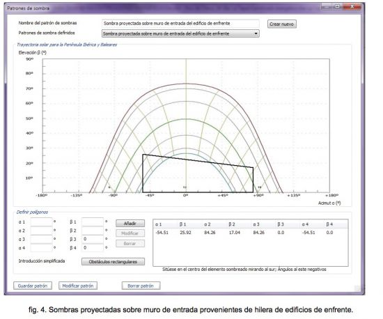 sombras proyectadas sobre el muro de entrada provenientes de hilera de edificios de enfrente